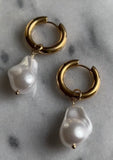 Huggie hoops ‘Organic Pearls’